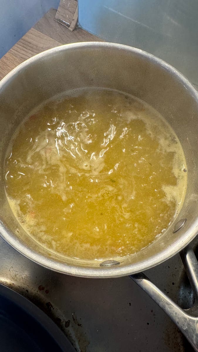 Préparer le bouillon de légumes en diluant le fond de légume dans le volume d’eau nécessaire. Porter à frémissement léger.