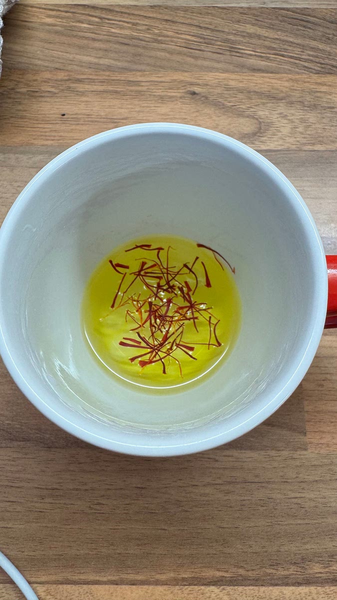 Diluer le safran dans 2-3 cuillère à soupe d’eau chaude.