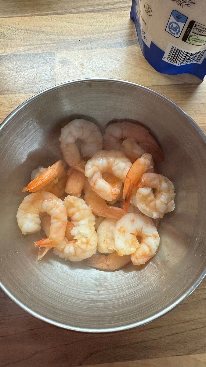 Placer les scampis décongeler dans le bouillon de légume frémissant et laisser cuire 3-4 minutes (ils doivent avoir rosé). Une fois fait, réserver les scampis en les sortant avec un écumoire.