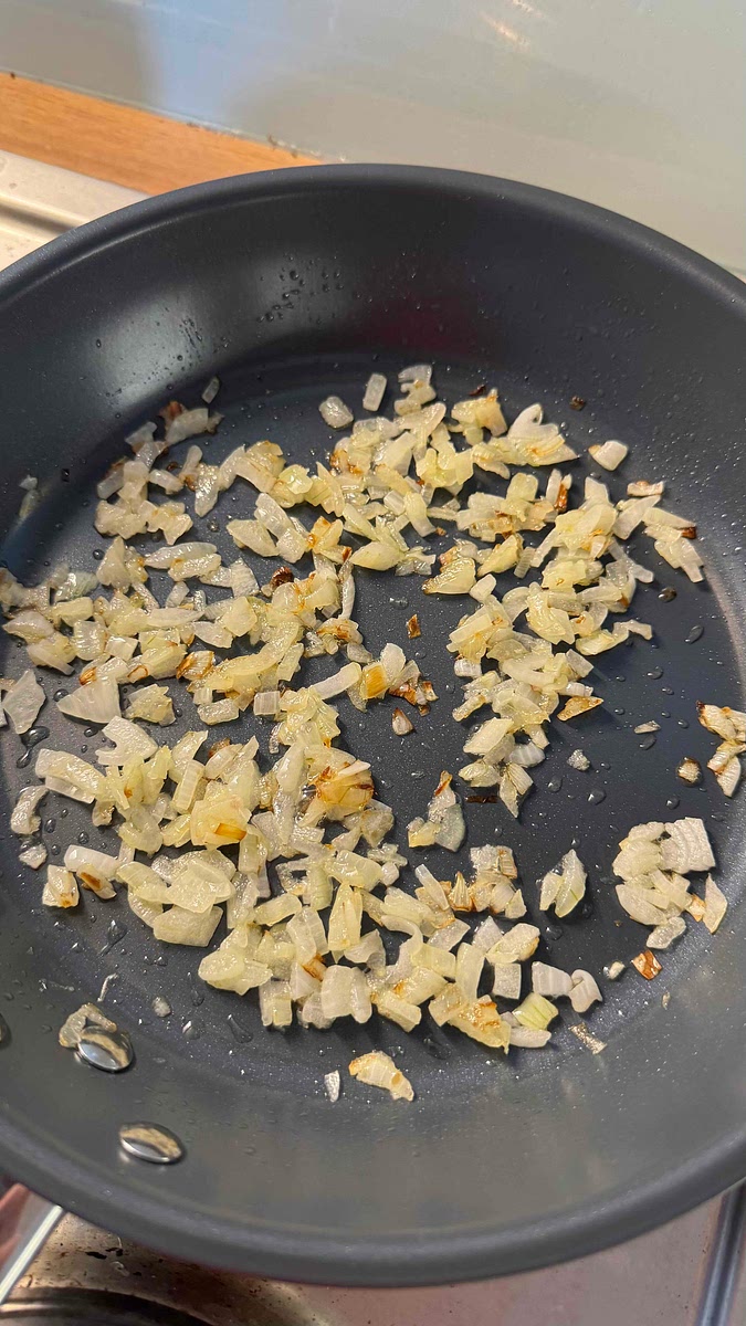 Placer dans la poêle l’oignon et la moitié du beurre. Feu 6-7/10, les oignons ne doivent pas coloré (pas comme moi lol) mais doivent devenir légèrement translucide avec une odeur douce et sucrée.