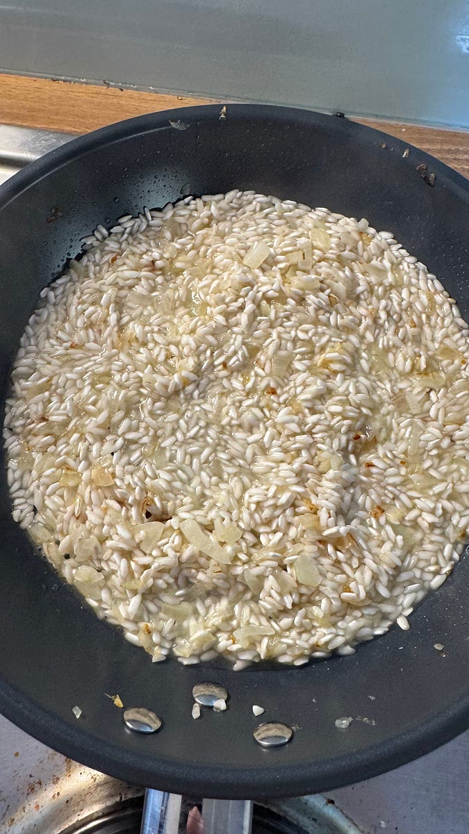 Ajouter le vin blanc et laisser réduire jusqu’à évaporation de celui-ci.