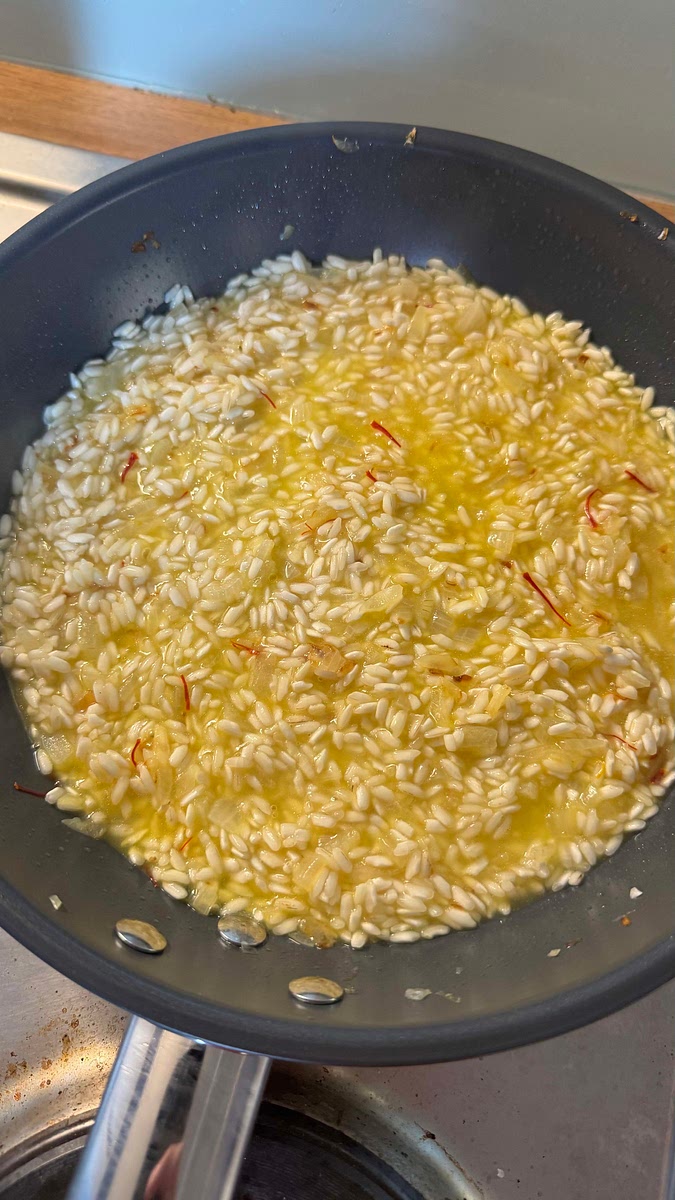 Une fois le vin blanc réduit, ajouter une petite louche de bouillon et le safran dilué.