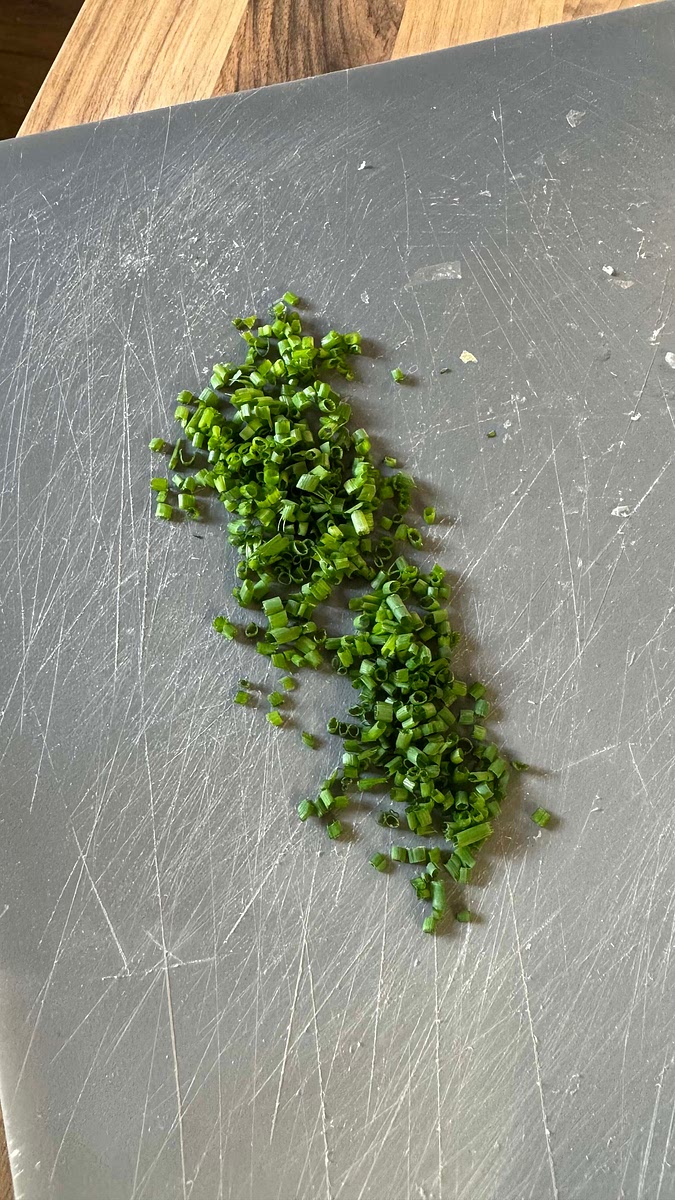 Ciseler la ciboulette.