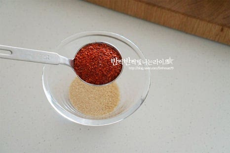 주꾸미 본연의 식감과 감칠맛에 매콤한 맛을 더해주는 양념을 만들어요. 고춧가루 3 큰 술, 고추장 2 큰 술 진간장 2 큰 술, 맛술 2 큰 술 황설탕 1 큰 술, 올리고당 1 큰 술 간 마늘 1 큰 술, 후추 약간 넣어줍니다. 미리 양념을 만들어두면 빠르게 볶아 요리하기 편해요. 간에 따라 단맛과 매운맛은 조절하여 주세요.