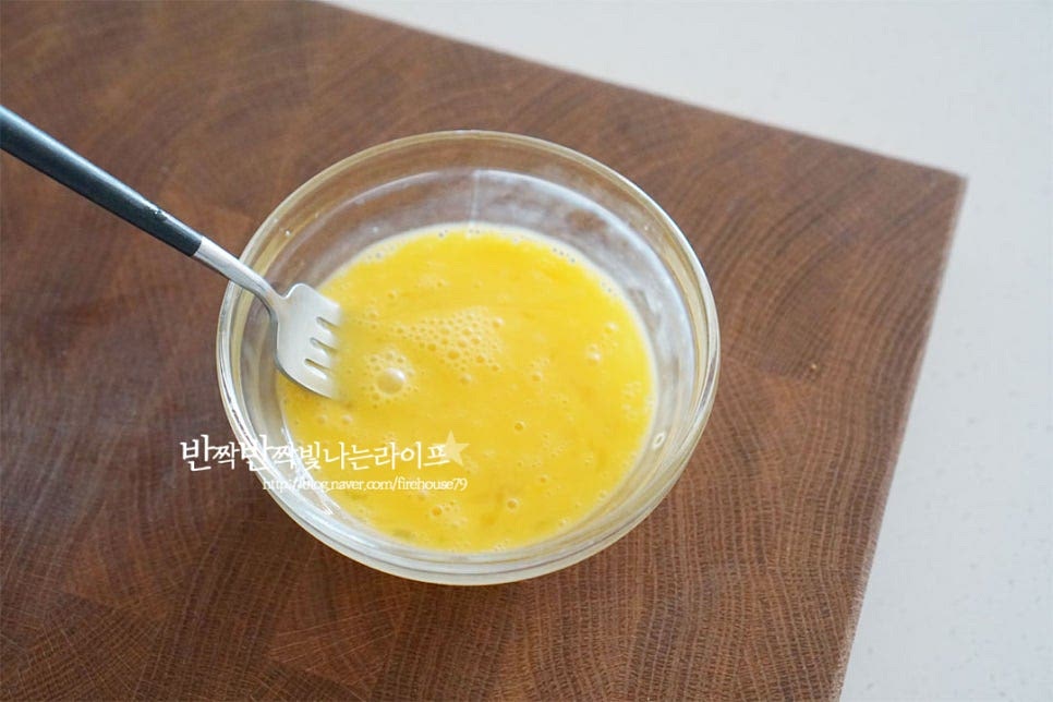 계란은 곱게 풀어줍니다. 간단하게 흰자와 노른자를 섞어 구웠는데 풀어서 국물에 바로 부어서 만들어도 됩니다. 달군 팬에 식용유를 균일하게 두르고 얇게 펼쳐 구워줍니다. 앞뒤로 노릇하게 구웠습니다. 곱게 채를 썰어줍니다. 지단은 열기를 식힌 뒤 썰어주셔야 부서지지 않습니다.