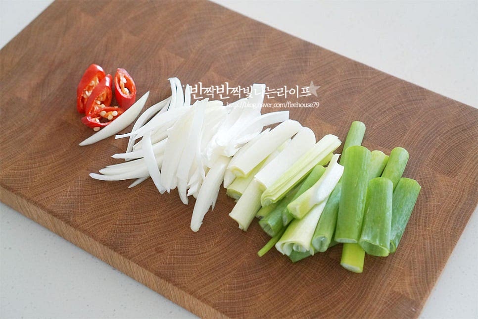 대파는 반으로 길게 잘라 5cm 길이로 자르고 양파는 채를 썰어줍니다. 고추는 어슷하게 썰어줍니다.