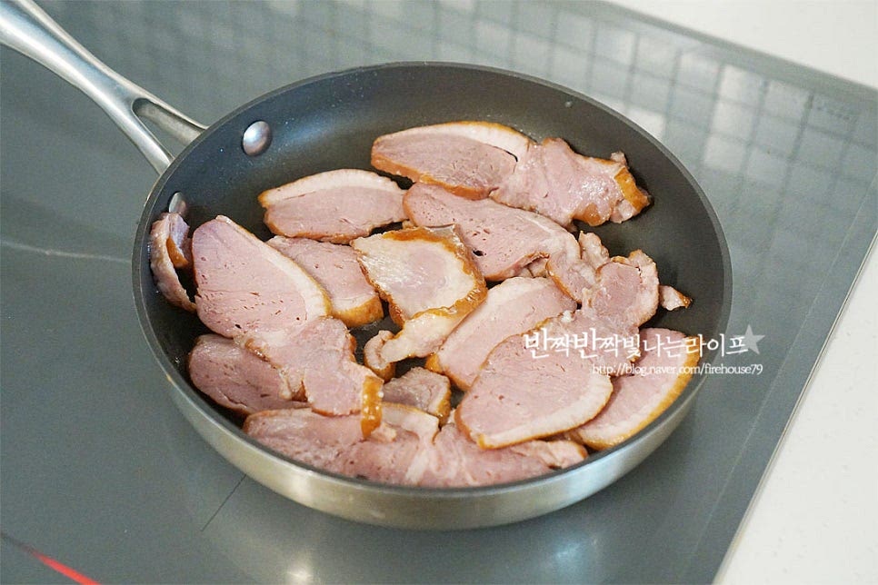 달군 팬에 훈제오리를 구워줍니다. 노릇노릇하게 구워준 뒤 키친타월로 기름을 빼줍니다.