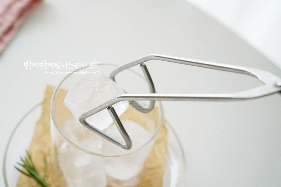 잔에 얼음을 넣어줍니다. 차가운 커피 위에 올려 고소한 맛을 진하게 만들어 줄 것이에요. 차가운 물 100~150ml 부어줍니다. 진하기 농도에 따라 물도 조절해 주세요. 내린 에스프레소 샷을 부어 아메리카노를 만들어줍니다. 그 위로 크림을 올려줍니다. 두 가지가 층을 나누어 담기면서 그대로 두면 크림커피가 아래로 퍼지면서 더욱 맛있게 즐길 수 있어요. 카카오닙스나 코코아 파우더, 허브 등을 먹음직스럽게 올려주면 예쁘게 완성입니다. 아인슈페너는 섞어서 마시지 않고 그대로 잔을 들고 마시면서 쌉싸래한 커피와 달콤한 휘핑을 동시에 맛보면 됩니다. 두 가지를 섞지 않아 더 맛을 풍부하게 즐길 수 있어요. 생크림 또는 휘핑크림에 설탕을 넣고 적당한 농도로 섞어준 뒤 커피 위에 올려 완성합니다. 간단하면서도 근사한 홈카페 레시피에요. 아인슈페너 만들기 향긋한 커피와 부드러운 크림을 맛있게 즐겨보세요. 끄읕 !