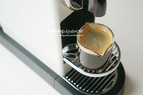간단하게 캡슐머신으로 에스프레소를 내려주었습니다. 콜드브루나 인스턴트커피를 넣어도 좋아요. 진하기 농도는 입맛에 맞게 조절해 주는데요. 아메리카노로 만들어주면 됩니다.