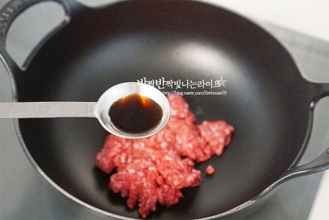 깊은 냄비에 소고기와 국간장 1/2 큰 술, 참기름 1 큰 술을 넣고 조물조물 버무려줍니다. 잘게 다져서 바로 양념을 넣고 볶아 짭짤하면서 고소한 맛을 살려주었습니다. 고명으로 따로 볶아도 되지만 같이 볶아서 만들면 조리과 정도 복잡하지 않고 간단하게 만들 수 있어요. 불을 켜서 노릇노릇하게 볶아줍니다.