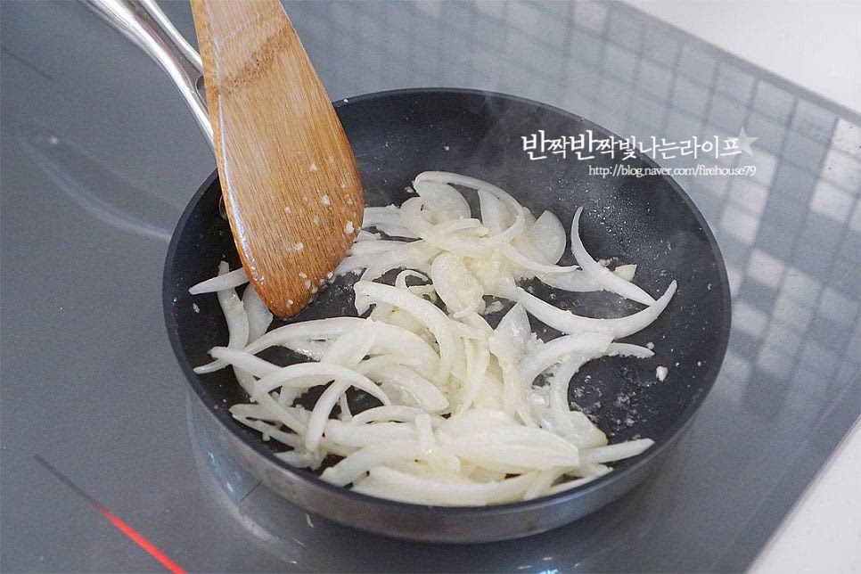 달군 팬에 버터 15g을 녹인 뒤 채 썬 양파와 다진 마늘을 볶아 향을 내어줍니다. 타지 않도록 불 조절을 하여 볶아주어요. 마늘의 향긋함이 올라오고 양파가 투명하게 볶아지면 베이컨을 넣고 볶아주어요. 베이컨이 노릇해지면 감자를 넣어줍니다. 가볍게 소금, 후추 약간 뿌려 볶아주어요. 재료와 볶아준 뒤 크림소스에 익혀주면 풍미가 더 깊고 고소하게 스며든답니다.