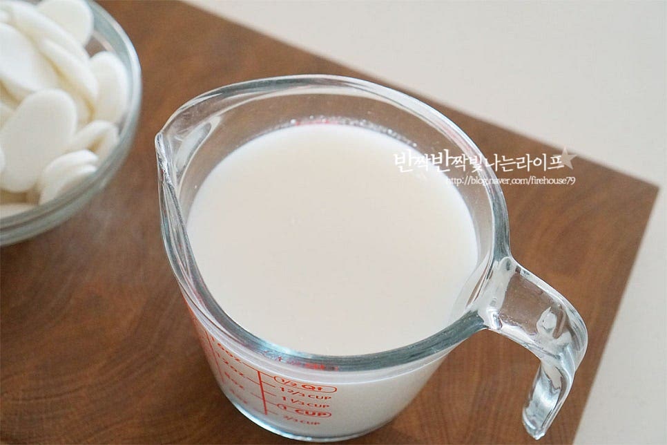 육수는 시판용을 활용하였으며 간이 되지 않은 것이에요. 종류마다 간이 된 것도 있으니 그에 맞게 양념을 해주면 됩니다. 육수 1팩으로 2인분 정도의 양을 만들었어요.