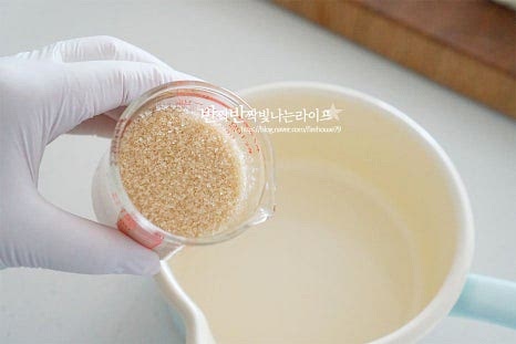 냄비에 황설탕 80ml, 진간장 120ml 물 150ml, 매실청 2 큰 술 다시마 2조각을 넣어줍니다. 매실청을 넣어 은은한 단맛과 보관 기간을 더해주었습니다. 물은 조금 더하고 설탕과 식초는 줄였습니다. 기본 1:1 비율을 기준으로 양을 조절해 주세요. 불 위에 올려 끓여줍니다. 설탕이 녹을 정도로 끓여주세요. 끓어오르면 다시마는 건져내어주세요. 불을 끄고 열기가 있는 상태로 식초 80ml, 소주 2 큰 술을 부어줍니다. 소주는 잔열에 섞이면서 알코올이 날아가고 식초는 끓이면 신맛이 날아가 마지막에 넣어줍니다. 뜨거운 상태로 마늘과 생강, 청양고추도 넣어줍니다. 깻잎은 뜨거운 장물을 부으면 질겨질 수 있어 식힌 뒤 부어줄 거라 고추를 먼저 넣어 식감과 향을 살려줍니다. 서늘한 곳에 두어 식혀주세요.