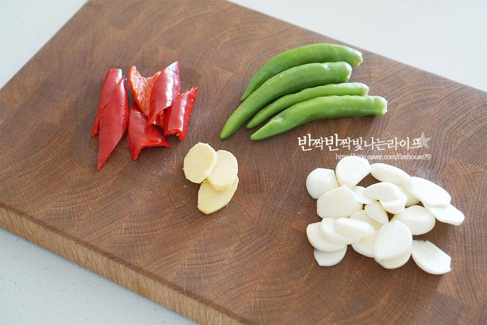 청양고추는 꼭지를 제거하고 색을 내기 위해 홍고추는 가운데 씨와 속을 제거하고 큼직하게 썰어주었습니다. 마늘과 생강은 편으로 썰어줍니다.