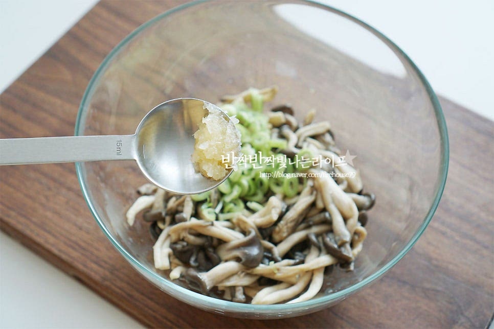 그릇에 익힌 재료를 담은 뒤 양념을 넣어줍니다. 다진 대 파 1 큰 술, 다진 마늘 1/3 작은 술 참치액 1 큰 술, 들깻가루 1 큰 술 들기름 1 큰 술을 넣어줍니다. 들기름을 같이 넣음 구수한 풍미가 더 깊어요~ 없다면 참기름도 괜찮습니다^^ 부족한 간을 소금으로 맞추어줍니다. 취향껏 들깻가루를 가감하여 주면 더 맛있게 드실 수 있어요. 양념재료가 어우러지도록 조물조물 무쳐줍니다. 정갈하게 그릇에 담아주면 간단하면서도 맛있는 반찬 완성입니다. 익혀서 무쳐 주기만 하면 되니 손쉽게 만들어 먹기 참 좋아요~ 요리 영상을 같이 보시면 보다 쉽게 만들어 드실 수 있답니다. 쫄깃쫄깃한 식감부터 맛이 좋아요. 데치지 않고 재료의 수분으로 익혀주어 그 향도 더 진하고 맛있답니다. 어우러지는 구수한 양념 맛에 젓가락이 움직이게 만들어요. 느타리버섯무침 구수함 살려 만들어 건강하고 맛있는 반찬으로 어떠세요. 누구나 좋아는 느타리버섯요리 랍니다. 맛있게 만들어 드세요^^ 끄읕 !