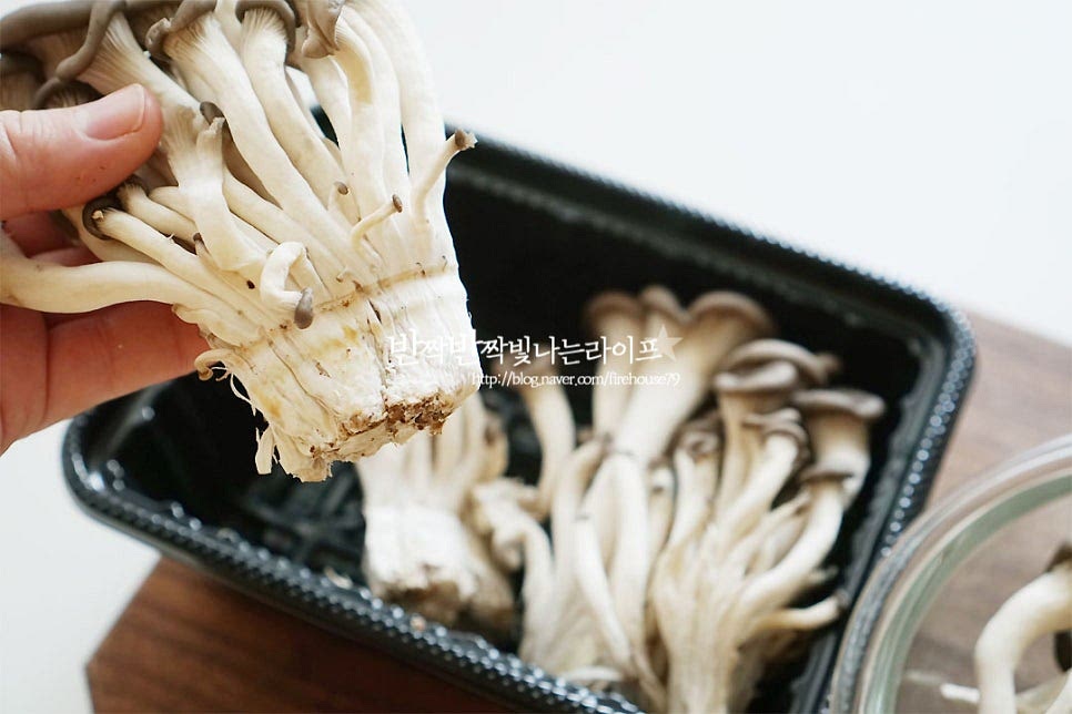 느타리버섯요리 하기 전에 먼저 물기 젖은 행주로 가볍게 닦아줍니다. 밑동 부분은 가볍게 손질하여 주어요. 결대로 먹기 좋게 찢어줍니다. 작은 것은 그대로 두고, 큰 것은 크기 밸런스를 맞추어 찢어 손질하여 주어요. 먹기 좋게 손질하여 보면 꽤 양이 많은 것 같지만 요리하고 나면 숨이 죽어 양이 그렇게 많지는 않아요~ 곁들일 대파는 잘게 다져 준비해요. 기호에 따라 고추를 잘게 썰어 넣으셔도 됩니다.