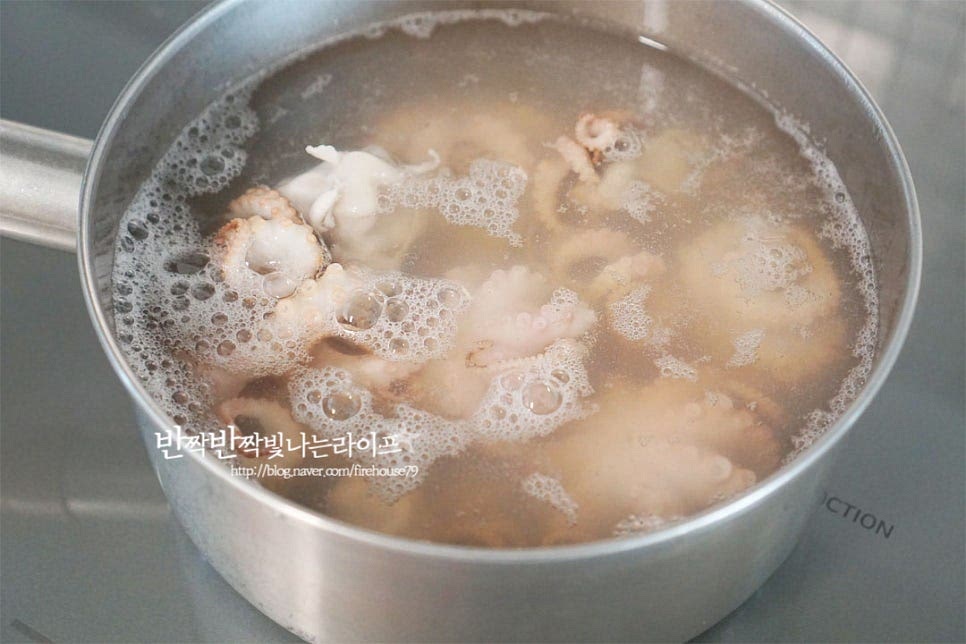 그대로 양념에 버무려 볶는 것보다 물이 생기지 않고 쫄깃하게 요리하기 위해 살짝 데쳐주도록 해요. 끓는 물에 생강술(청주) 1 큰 술을 넣고 30~40초 데쳐줍니다. 오래 익히게 되면 식감이 질겨지니 살짝 넣었다 꺼내주는 느낌으로 데쳐주세요. 데친 위 차가운 물에 바로 식혀주면 식감이 탱탱하고 맛있게 요리됩니다. 식힌 뒤 물기는 제거해 주세요.