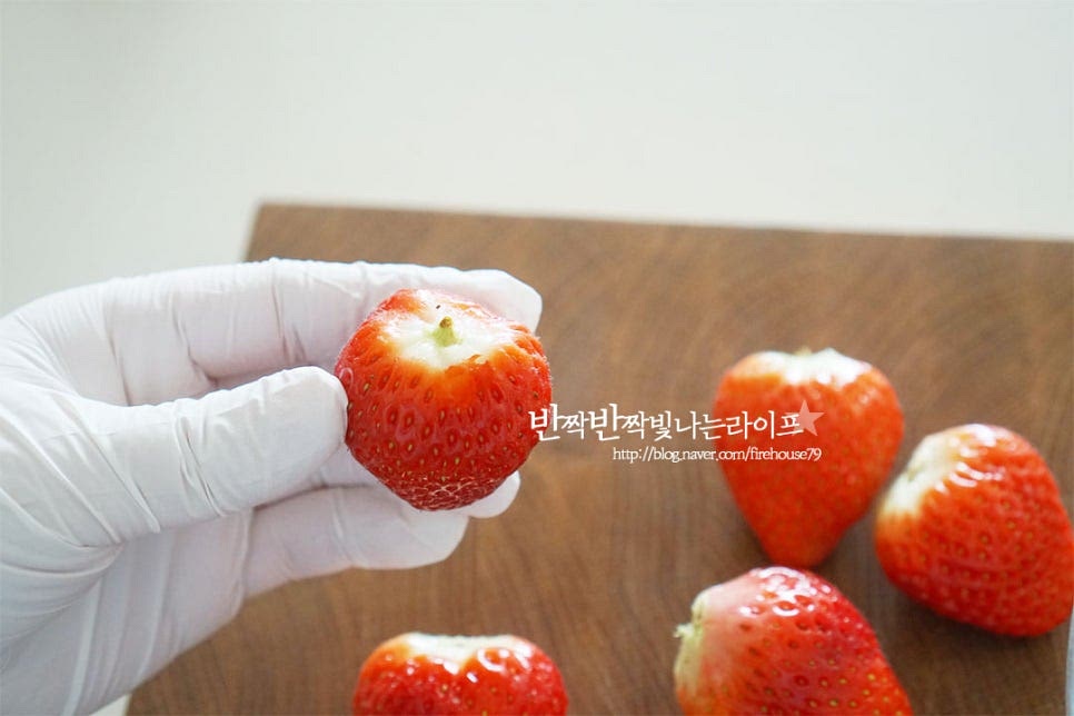 새콤달콤한 과즙이 풍부한 딸기는 달고 바삭한 탕후루와 잘 어울리는데요. 시럽을 코팅하기 전에 먼저 세척해 줍니다. 꼭지 잎 부분만 제거해 줍니다. 수분이 많은 과일이라 단면을 잘라내면 시럽이 코팅되면서 물이 생길 수 있으니 잎만 떼어내어 주세요. 식초를 희석한 물에 담가 흔들어 씻고 흐르는 물에 다시 헹구어 줍니다. 씻은 뒤 물기를 꼼꼼하게 제거해 줍니다. 물기가 남으면 굳으면서도 수분으로 인해 분리되기 쉽습니다.