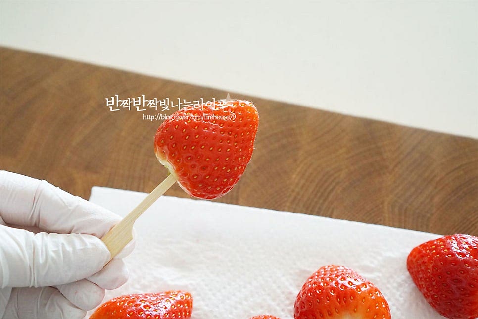 나무꼬치에 하나씩 끼워줍니다. 종이컵 크기가 크지 않기 때문에 종이컵 탕후루를 만들 때는 크기에 따라 한두 개 정도씩만 나무꼬치에 끼워주는 게 만들기 수월합니다.