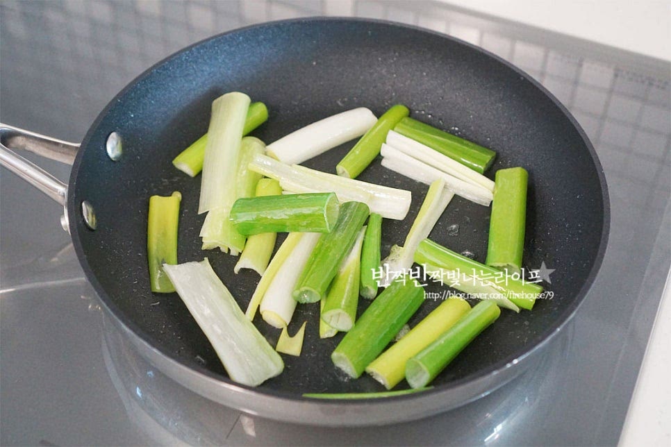 달군 팬에 식용유 1 큰 술 넉넉히 두르고 대파를 먼저 볶아 향을 내어줍니다. 대파가 나른해지고 향긋해지면 양파를 넣고 같이 볶아줍니다. 약간 눌어붙은듯하게 볶아주면 달큰한 불향같이 어우러져 풍미를 더 맛있게 요리할 수 있어요. 채소가 노릇하게 볶아주면 만들어둔 양념장을 넣고 섞어줍니다. 매운 향이 어우러지면서 이대로도 맛있는 냄새가 나요.