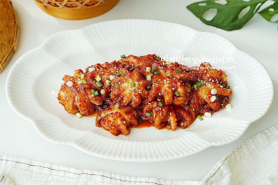 바로 볶아서 먹으면 탱탱한 식감과 매운 향미를 맛있게 즐길 수 있어요. 큼직하게 볶아준 뒤 먹을 때 큰 것은 잘라먹음 되는데 잘라서 요리해 주셔도 좋고요. 치즈나 면 사리를 곁들이면 푸짐하게 어울립니다. 쭈꾸미볶음주꾸미볶음 만드는법 영상도 같이 담았어요. 밀가루와 굵은소금으로 손질하여 데친 뒤 양념에 볶아 만들면 물이 생기지 않고 진한 감칠맛을 즐길 수 있답니다. 쭈꾸미볶음 양념 맛있게 만든 레시피로 쫄깃하고 푸짐하게 요리해드세요. 끄읕 !