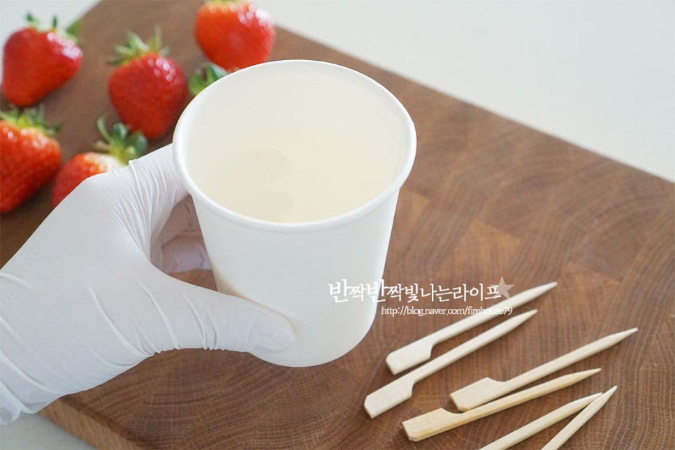 냄비에 녹이면서 끓여 만드는법도 있지만 종이컵과 전자레인지를 활용하면 조금 더 간단하게 만들 수 있어요. 녹으면서 사방으로 튀어 오를 수 있고 뜨겁게 달구어지기 때문에 크기가 크고 두꺼운 종이컵을 준비해주세요. 설탕 150ml, 물 75ml를 부어줍니다. 시럽을 만들 때 주의할 점은 녹이기 위해 섞지 않는다는 것입니다. 억지로 저어서 녹이려고 하면 그 과정에서 굳어버릴 수 있기 때문에 자연스럽게 열기로 녹아서 시럽화될 수 있도록 해줍니다. 재료를 넣기만 한 그대로 전자레인지로 녹여줍니다. 처음에는 녹을 수 전체적으로 녹을 수 있도록 1분 설정하여 조리해 줍니다. 1분 돌린 뒤 부터는 20~30초씩 돌려가며 상태를 보고 조리해주는데요. 처음엔 녹인다는 느낌이지만 열이 전달되어 끓어오르면 전자레인지로 끓여준다고 생각하면 됩니다. 기기의 사양에 따라 시간을 조절해주세요. 아래 사진은 30초씩 10회 돌린 것이에요. 10번 정도 끓이면 거품이 올라오고 지글지글 끓습니다. 생각보다 뜨거우니 화상에 주의하여 요리해주세요. 5회 정도 추가하면 농도가 걸쭉하게 진해지고 노란빛이 돌아요. 한두 번 만들어보면 어느 정도 농도인지 가늠이 가능한데 시럽 농도를 잘 맞추기 어렵다면 나무꼬치나 젓가락에 묻혀본 뒤 얼음 물에 담갔을 때 굳으면 된 것입니다. 잔열로 인해 계속 끓어오르기 때문에 이제부터는 조금 손을 빠르게 움직여줍니다.