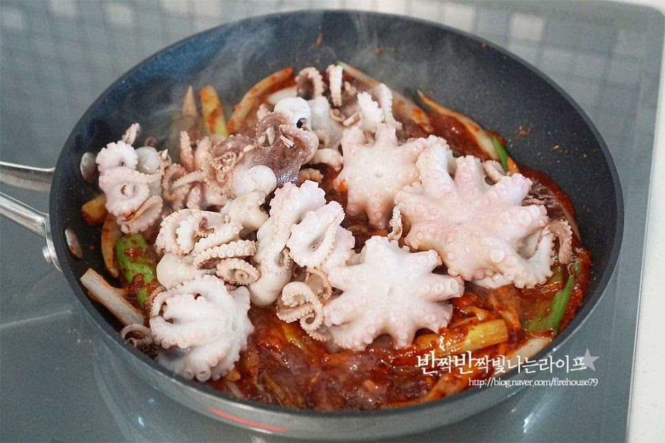 양념과 야채가 어우러지면 데친 쭈꾸미를 넣고 센불로 볶아줍니다. 물이 생기지 않고 식감이 질기지 않게 빠르게 볶아 완성해줍니다. 오래 볶으면 질겨지기 쉽고 물이 생기기 쉽습니다. 골고루 섞이면 고추를 넣어줍니다. 매운맛 정도에 따라 고추를 넣어주세요. 참기름과 통깨 약간 뿌려 마무리해요.