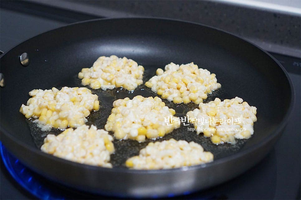 팬에 식용유를 넉넉히 두르고 반죽을 동그랗게 올려 구워줍니다. 기름에 튀기듯이 구워주어야 바삭바삭하고 탱글 한 식감이 맛나요. 저와 같이 한입에 먹기 좋기 구워도 되고, 부침개처럼 큰 동그라미로 구우셔도 됩니다. 앞뒤로 노릇노릇하고 바삭바삭한 맛을 살려 구워줍니다. 알알이 고소하고 짭조름한 맛에 연유를 곁들이면 단짠의 조합으로 맛나요. 맛보다 보면 자꾸만 먹게 된답니다. 전을 굽는 영상을 같이 보시면 조금 더 쉽게 만드실 수 있답니다. 캔옥수수 요리는 그대로 먹거나 샐러드, 각종 메뉴에 곁들임으로 맛난데요. 이렇게 바삭하게 전으로 구워 먹음 또 다른 매력을 맛볼 수 있답니다. 옥수수전 바삭바삭하게 구워서 달달한 연유와 곁들여 드셔보세요. 특별하고 색다른 단짠의 조합으로 맛깔나게 드실 수 있답니다. 맛있게 만들어 드세요^^ 끄읕 !