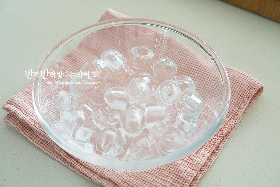 시럽을 코팅한 뒤 바로 굳히기 좋도록 차가운 얼음물을 준비해둡니다. 그대로 식혀서 굳혀도 되며 찬물에 담글 때는 물로 인해 다시 녹지 않도록 빠르게 작업해 주는 게 좋습니다.