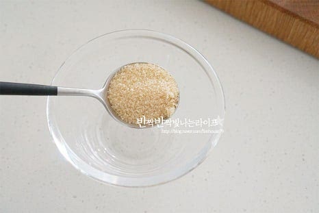 떡볶이 황금레시피 비법은 소스죠. 매콤달콤 감칠맛나는 양념은 비율에 맞게 넣어주면 간단하답니다. 고춧가루 4 큰 술, 설탕 3 큰 술 고추장 2 큰 술 듬뿍, 간장 2 큰 술 굴소스 2 큰 술, 식유 1 큰 술 후추 갈아서 20바퀴 넣어줍니다. 순서대로 4:3:2:2:2 비율만 기억하면 됩니다. 추억의 분식집에서 먹던 맛으로 매콤 달콤한 맛 밸런스가 조화로운데요. 가루 조미료를 넣지 않고 굴소스로 감칠맛을, 식용유로 묵직함을 더해 만들어요. 생각보다 후추가 넉넉하게 들어가는데 고춧가루와의 극대화를 위해 넣는다고 해요.