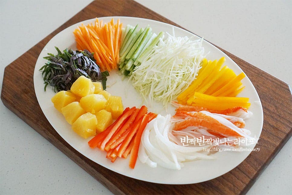 큰 접시에 채소와 파인애플, 크래미를 먹기 좋게 담아줍니다. 가운데로 고기를 담아줍니다. 고기 종류는 오리 이외에 돼지고기나 소고기를 간장 양념하여 준비해 주셔도 좋고, 닭 가슴살을 삶아 준비해 주셔도 좋아요. 닭가슴살 같이 담백한 고기류를 준비하시면 식단 조절할 때 먹기도 좋아요. 재료를 푸짐하게 담아준 뒤 라이스페이퍼와 따뜻한 물을 볼에 담아 테이블 위에 올려줍니다. 곁들이는 소스는 땅콩소스와 칠리소스 준비해 주었어요. 시판용 소스가 다양하게 나와 그걸 활용하시면 보다 간편하고 맛있게 드실 수 있어요. 따뜻한 물을 볼에 담을 때 레몬 한 조각 곁들여 주면 보기에도 좋고 은은하게 향이 있어 먹기에도 좋아요~ 따뜻한 물에 5~10초 정도 담근 뒤 라이스페이퍼를 평평한 그릇에 담아요. 좋아하는 재료를 넉넉하게 넣어줍니다. 취향껏 골라 먹는 재미가 있어요^^ 속을 가득 채우면 아삭아삭 식감도 좋고 채소를 가득 맛있게 챙겨 먹을 수 있답니다. 소스를 곁들여 먹음 별미가 따로 없어요~ 영상도 같이 담았어요. 훈제오리 월남쌈 만들기 집에서 푸짐하고 특별하게 맛있는 요리를 즐겨보세요^^ 끄읕 !