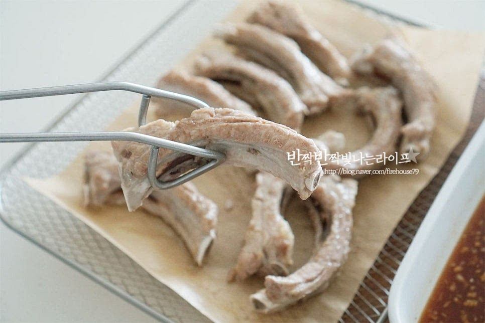 초벌구이 한 돼지등갈비는 양념에 버무려줍니다. 살코기 부분에 칼집을 넣어주시면 간이 고르게 스며듭니다~ 다시 에프에 넣고 180도 5분 구워줍니다. 소스를 한 번 더 발라주어 뒤집어준 뒤 180도 5~7분 더 구워줍니다. 한번 데친 것이라 겉면을 바삭하면서도 간장소스가 어우러지게 구워주시면 되는데요. 타지 않도록 노릇하게 구워주시면 되어요. 뜨거울 때 한입 베어먹어보면 속의 진한 육향이 매력적인 단짠의 조합이에요. 영상도 같이 담았어요. 한번 데친 뒤 에어프라이어 등갈비구이를 만들어 준 것이라 살코기와 뼈가 맛있게 분리되어 바삭하면서 부드러운 식감과 육즙의 감칠맛이 간장의 짭조름한 단맛과 잘 어우러져요. 등갈비 구이 맛있게 만들어 드세요^^ 끄읕 !
