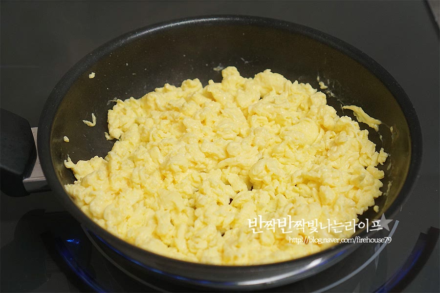 달군 팬에 버터 한 조각을 넣고 달걀물을 넣은 뒤 젓가락으로 저어가며 스크램블을 만들어주세요. 버터를 넣어주면 부드럽고 고소한 풍미가 좋아요.