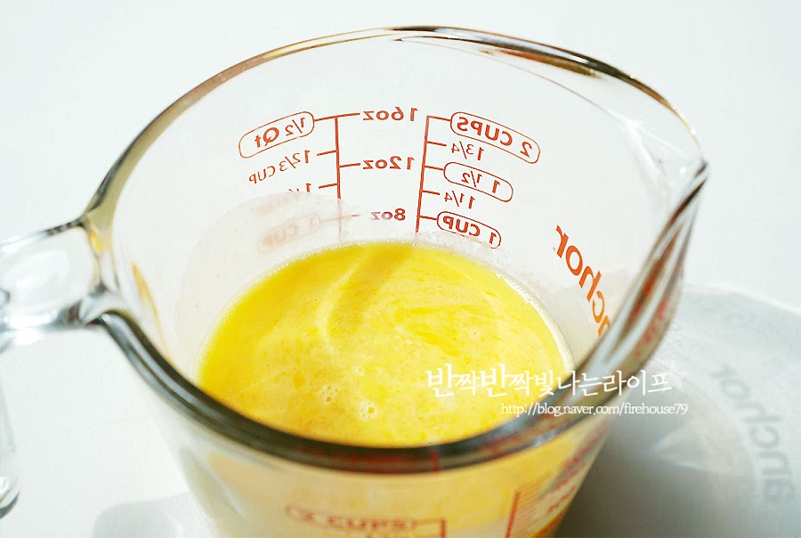 에그 스크램블을 만들어줍니다. 달걀 3개를 풀고 우유를 한 큰 술 넣은 뒤 체에 걸러 부드럽게 만들어주세요. 달걀물은 체에 한번 걸러주어야 볶았을 때 식감이 부들부들해요.