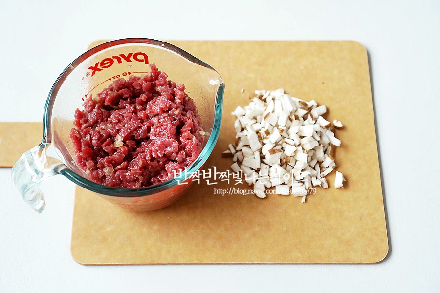 소고기 볶음을 만들어줍니다. 소고기 다짐육은 표고버섯과 같이 볶아 줄 거예요. (버섯은 생략 가능해요.) 맛간장 한 큰 술 반 맛술 한 큰 술 다진 마늘 반 큰술 올리고당 반 큰술 참기름 조금을 넣어 소고기 밑간을 해주세요. 표고버섯은 잘게 썰어주세요.