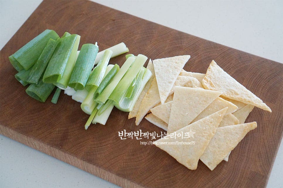 대파는 길게 반으로 자른 뒤 큼직한 크기로 썰고 어묵은 세모 모양으로 잘랐습니다. 대파는 정량보다 넉넉히 넣어도 좋으며 어묵은 한입에 먹기 좋게 썰면 됩니다.