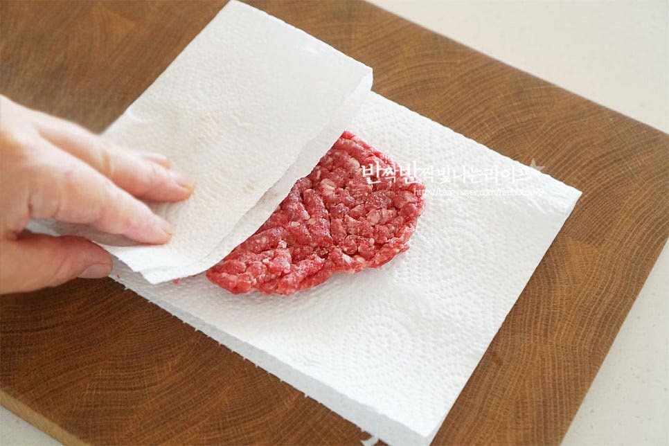 소고기는 다짐육으로 준비했어요. 국거리용을 넣어도 좋으며 생략해도 되지만 같이 넣으면 국물 맛이 더 깊고 진합니다. 키친타월로 핏물을 제거해줍니다. 대파는 어슷하게 썰어줍니다.