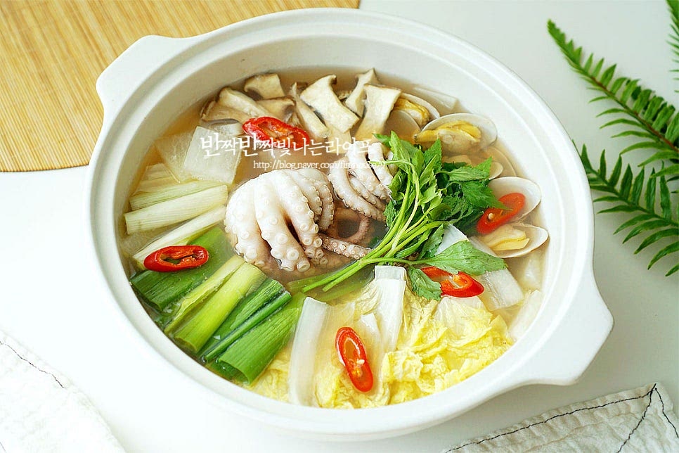 연포탕 레시피 따라 만들어 끓이면서 재료를 뜨끈하게 건져먹어도 좋고 그릇에 먹기 좋게 담아드셔도 좋습니다. 통째로 넣은 낙지는 먹기 전에 가위로 한 입 크기로 잘라주세요. 영상도 같이 담았어요. 낙지와 바지락, 배추와 대파가 들어가 시원한 국물요리로 뜨끈하게 먹기 좋아요. 재료를 푸짐하게 넣고 만들면 국물맛도 진하고 건져먹는 맛도 좋습니다. 덥지만 뜨끈하고 시원한 맛을 살려 낙지요리 맛있게 만들어드세요. 끄읕 !