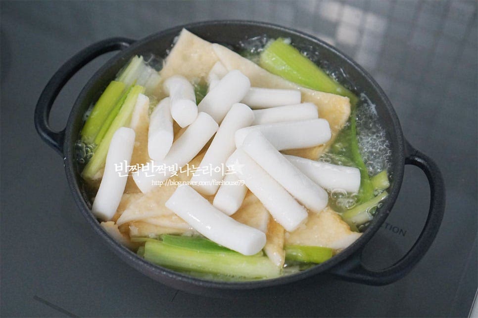 육수가 우러나면 떡을 넣어줍니다. 다시 뚜껑을 덮고 1~2분간 끓여요. 부드럽게 말랑말랑 익혀주세요. 분식집에서 먹어보면 어묵 국물에 떡을 담갔다 넣어 만드는 것을 보셨을 텐데요. 그 조리법으로 만든답니다. 물떡같이 쫄깃하고 말랑합니다. 만들어두었던 양념을 넣고 풀어줍니다. 간에 따라 양을 조절하기 위해 한 숟가락 정도는 덜어두고 넣습니다. 기본 레시피에서 채소나 라면, 소시지 등을 넣을 때 여유 소스를 활용해 주세요. 재료가 어우러지도록 뭉근하게 약불로 끓여줍니다. 불을 조절하여 간이 스며들고 맛이 더 진해질 수 있도록 약불에서 4분 이상 끓여 완성해요.