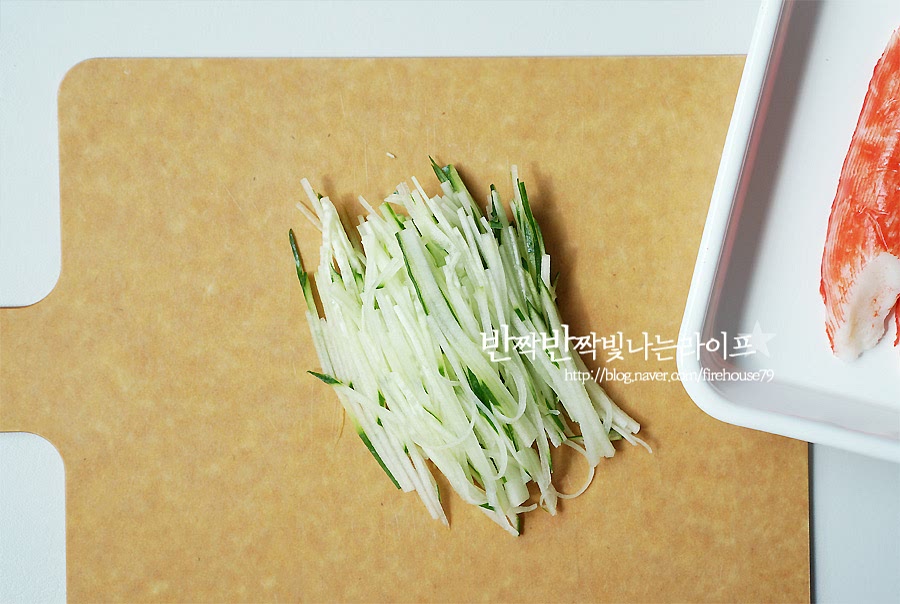 크래미 유부초밥 위에 올릴 토핑을 만들어줍니다. 오이는 굵은소금으로 씻은 뒤 얇게 채 썰어주세요. 크래미는 결대로 찢어 준비해 줍니다. 마요네즈 두 큰 술과 고추냉이를 넣고 재료를 버무려줍니다. 저는 고추냉이를 좋아하지 않아서 조금만 넣어주었는데 신랑은 많이 넣은 게 맛있다고 하더라고요. 기호에 따라 고추냉이 양을 가감해 주세요. 유부초밥 만들기를 할 때 크래미는 꼭 올려드셔보세요. 유부랑 꿀조합이에요.