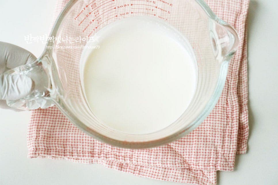 진한 우유의 고소한 풍미와 달콤함이 느껴지는 크림은 생크림이나 휘핑을 활용하여 만들 수 있어요. 쌉싸래한 커피와 어울릴 수 있도록 적당하게 단맛을 더해주고 걸쭉하면서도 단단하지 않은 크리미한 농도로 섞어주는 것이 중요합니다. 유통기한이 짧은 생크림보다는 휘핑을 사다 두고 생각날 때 간단한 레시피로 만들기 좋습니다. 기본 비율은 휘핑크림 10 : 설탕 1입니다. 어느 정도 설탕을 넣어주어야 단맛을 줄이기 위해 설탕량을 너무 줄이면 걸쭉한 농도로 단단하게 휘핑 되지 않을 수 있으니 가급적 양에 맞추어 주는 게 좋습니다. 설탕 20g을 넣어줍니다. 냉장고에서 꺼낸 차가운 상태로 그대로 섞어줍니다. 그래야 거품이 꺼지지 않습니다. 휘핑기로 섞어줍니다. 손거품기나 우유거품기를 사용해도 좋으며 기기를 사용하면 보다 간편합니다. 중고속으로 저어 섞어주다 보면 액상상태에서 단단하게 올라오면서 휘퍼 자국이 생깁니다. 원하는 농도에 맞게 섞어주면 되는데 너무 오래 젓게 되면 되려 분리가 생길 수 있어요. 적당하게 걸쭉하면서도 단단한 상태가 되면 저속으로 가볍게 정돈하여 완성해요. 너무 묽지 않으면서 크리미한 정도입니다.