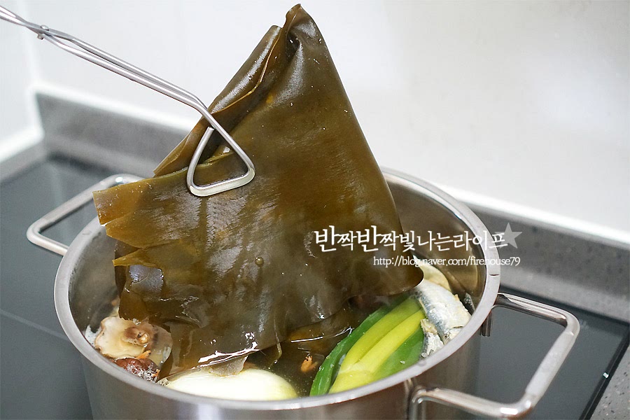 10분 정도 끓인 뒤 다시마는 먼저 건져내어줍니다. 다시마는 오래 끓이면 쓴맛이 나기 때문에 적당히 끓이다가 빼주세요. 다시마를 뺀 뒤 뚜껑을 덮고 중약불에서 50분 정도 더 끓여줍니다.