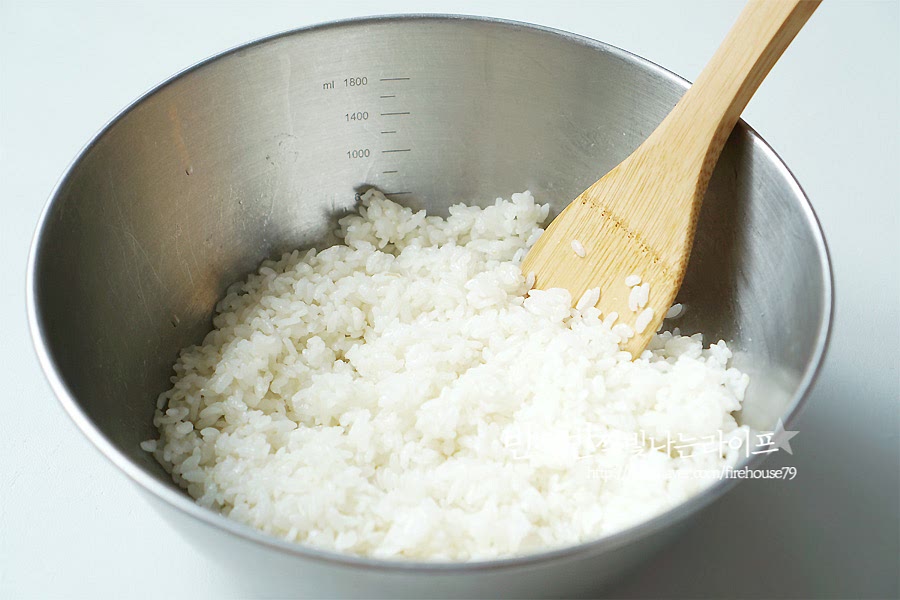 밥은 볼에 담은 뒤 시판용 패키지에 들어있던 단촛물을 넣고 고슬고슬 잘 섞어주세요. 시판용 재료를 활용하면 유부초밥 만들기가 간편해요.