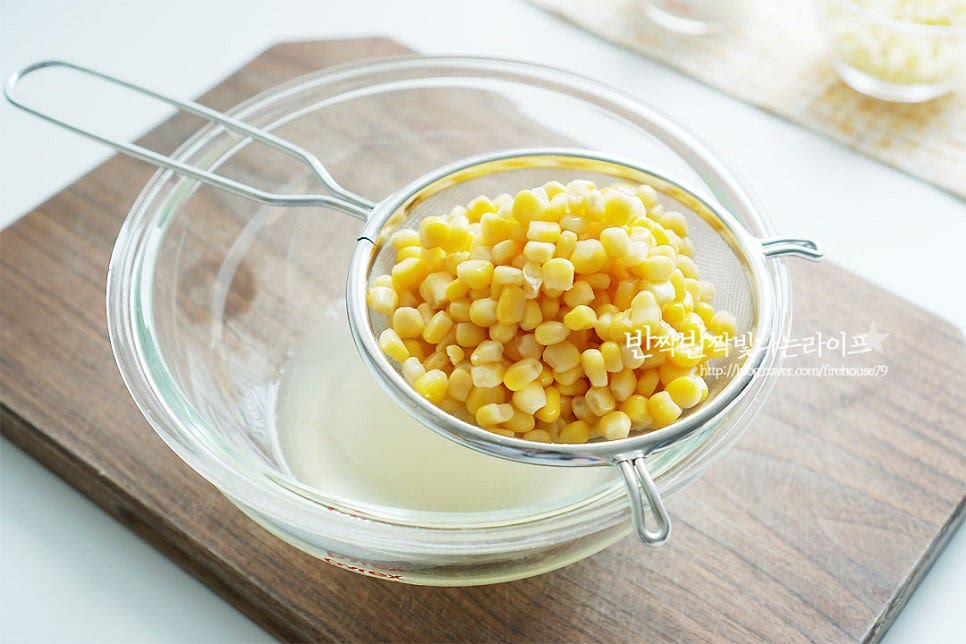 옥수수는 체에 밭쳐 국물을 털어내어 줍니다.