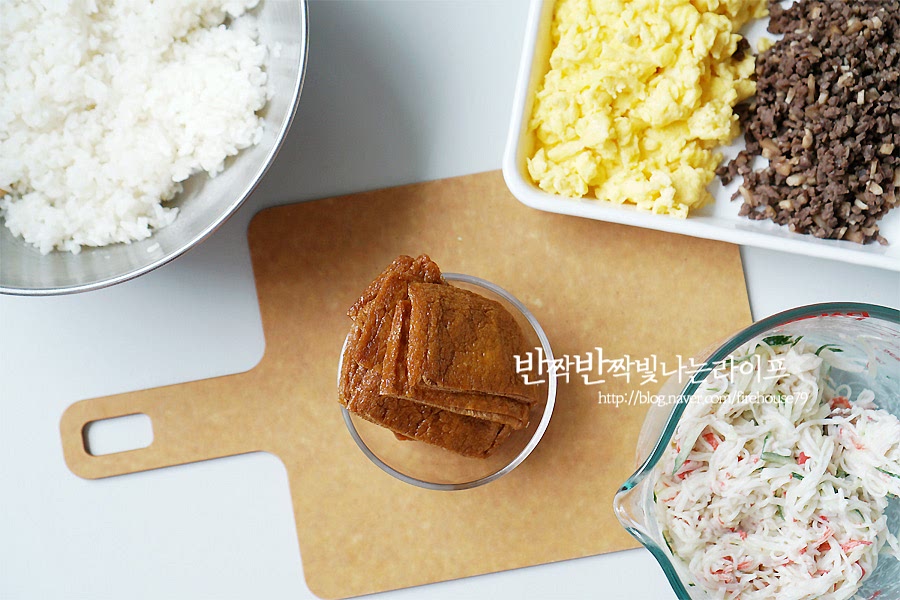 준비한 재료를 세팅하고 속을 채워 만듭니다. 시판용은 양념이 간간한 편이라 유부를 가볍게 짜서 준비해 줍니다. 일반적으로 밥과 재료를 섞어 속을 채워 넣는 것과 달리 토핑을 올려먹을 때는 네모난 것이 모양 잡기 좋아요. 유부에 밥을 2/3 정도 넣어줍니다. 그리고 크래미, 에그 스크램블 소고기를 먹기 좋게 올려주세요. 여러 가지 재료를 섞어서 만드는 것도 맛있지만 이렇게 각각 올려서 먹는 것도 맛있어요. 영상 레시피는 아래를 참고해 주세요. 각 재료를 올려서 먹음 눈도 즐겁고 입도 즐거워요. 참치, 연어 등 취향에 따라 다양한 응용이 가능하답니다. 양념된 유부에 밥을 넣음 일단 맛이 보장되지만 어떤 재료를 곁들이냐에 따라 부드럽고 고소한 풍미가 달라져요. 단짠의 매력이 있는 소고기, 부드럽고 고소한 에그 스크램블, 톡 쏘는 고추냉이가 들어간 프레시한 크래미 유부초밥 이 세 가지로 맛있는 한 끼를 즐겼어요. 재료들 간의 조합이 각각 매력적이라 하나씩 먹다 보면 한 접시 순삭입니다. 부드러운 크래미와 아삭한 오이의 식감, 고추냉이의 톡 쏘는 맛 간단하게 식사를 준비할 때 이것만 올려먹어도 자꾸만 손이 가는 매력이 있어요. 버터에 볶은 달걀은 부드러움에 고소한 풍미가 더해져 씹을수록 고소한 유부와 잘 어울려요. 이건 아이들이 먹기에도 좋답니다. 소고기는 말이 필요 없는 스테디셀러 같은 조합이죠. 곁들여먹는 재료를 각각 만들어 올려먹으니 골라 먹는 재미도 있어요. 세 가지 종류로 만들었는데 손님 초대하거나 시간적 여유가 있을 땐 몇 가지 더 추가해서 만들어 먹음 더 좋을 것 같아요. 야채를 다져 넣고 고기를 볶아 만드는 것도 좋아하지만 이렇게 토핑을 올려먹으니 눈도 즐겁고 입도 즐거워요. 간단하고 맛있어서 뭐 먹을지 반찬 고민될 때도 하나씩 집어먹기 좋은 것 같아요. 저는 도시락 메뉴로 자주 만들곤 하는데 이건 정말 실패할 수 없는 맛이에요. 간단하고 예쁜 맛 유부초밥 만들기 시판용 네모 유부를 활용해서 여느 맛집 부럽지 않은 맛깔스러운 한 접시를 만들었어요. 취향에 따라 다양한 재료를 곁들이면 꿀조합 초밥을 만들 수 있어요. 끄읕 !