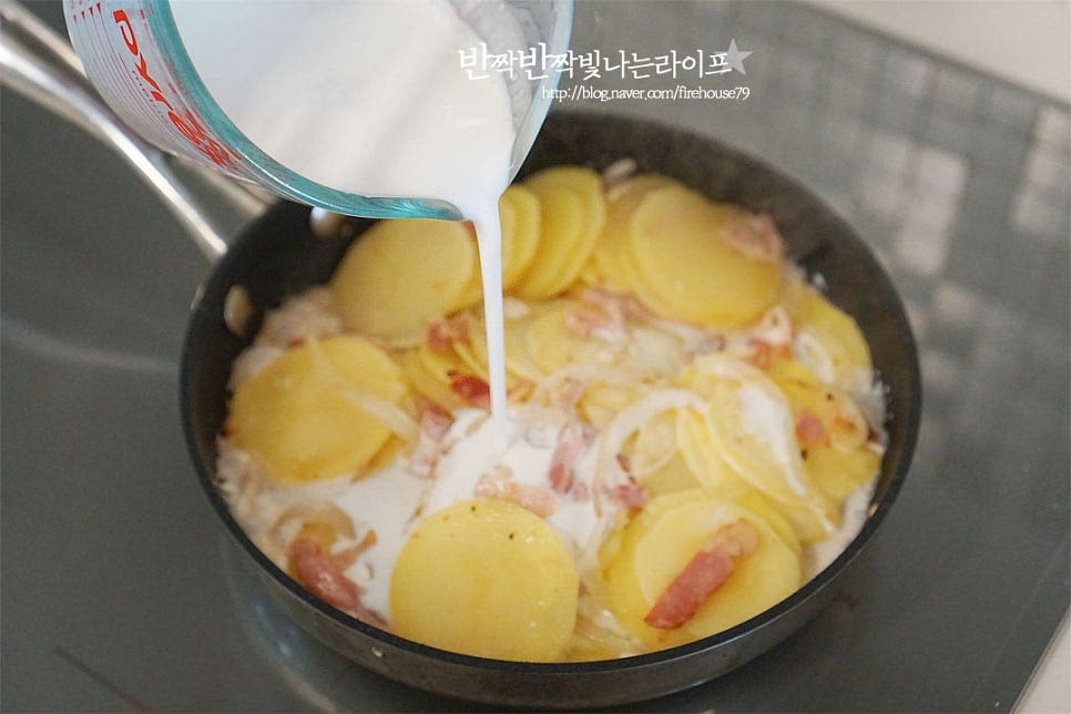 겉이 코팅되는 느낌으로 3분 볶아준 뒤 생크림 200ml를 부어줍니다. 생크림 대신 우유도 좋으며 두 가지를 섞어 넣어도 좋습니다. 생크림이나 휘핑으로 만들면 조금 더 꾸덕꾸덕하고 진해요. 자작하게 잠길 정도로 부어 익혀주는데요. 냄비나 화력에 따라 양은 가감해 주세요. 2/3 이상 익으면 파르메산 치즈가루를 넣어줍니다. 블록을 갈아 넣어주었는데 슬라이스치즈를 넣어도 좋습니다. 치즈그라탕의 풍미도 깊고 농도도 진해진답니다. 간을 보고 부족한 간은 소금, 후추로 맞추어주어요. 넷, 오븐용 그릇에 겹겹이 담아줍니다. 그 위로 모짜렐라를 올려주어요. 듬뿍 올려주었습니다~ 200도로 예열한 오븐에 넣고 10~12분 구워줍니다. 기기의 사양에 따라 시간과 온도는 조절해 주고, 에어프라이어는 190도 8~10분 구워줍니다. 오븐에서 바로 꺼내어 치즈가 쭉 늘어나는 고소함이 맛나요. 제철 감자의 포슬포슬 부드러움과 진한 감칠맛이 조화로운 맛이에요. 영상도 같이 담았어요. 노릇노릇 모차렐라 속 크림소스는 고소하고, 얇게 썰어준 감자의 매력을 제대로 맛볼 수 있는 그라탕 레시피 랍니다. 간단한 재료로 만들어 즐길 수 있는 근사한 별미랍니다. 치즈 감자그라탕 만들기 맛있게 요리해 드세요^^ 끄읕 !