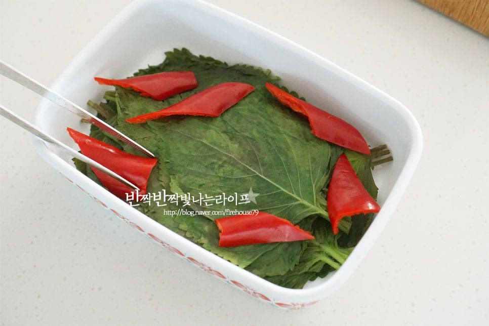 보관할 밀폐용기에 홍고추와 담아줍니다. 식힌 소스를 부어줍니다. 찌거나 데쳐서 만들면 누름돌을 눌릴 필요 없이 자작하게 잠겨요. 숙성을 오래 할 필요 없이 반나절만 숙성해도 먹을 수 있어요. 냉장고에서 하루 정도 맛이 들면 더 맛있어요.