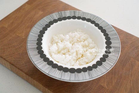 깊이가 있는 그릇에 밥을 담아줍니다. 그리고 장조림 간장 양념을 2 큰 술 뿌려주어요. 간이 어우러질 수 있도록 골고루 넣고 간에 따라 짜지 않게 양을 조절해 주세요. 버터 8g을 올려줍니다. 입맛에 맞게 양을 조절하여 올려주면 되어요. 따뜻한 밥 위에 올려주면 간장의 감칠맛에 버터가 녹아들어 맛있어요. 그 위로 스크램블을 올려줍니다. 계란 이불을 덮어주면 촉촉하죠. 장조림과 꽈리고추를 올리고 쪽파와 통깨를 뿌려 마무리 완성합니다. 계란밥 레시피 중에서도 짭조름하고 장조림을 곁들여 만들어 한 그릇만 먹어도 든든하고 푸짐해요. 간장과 어우러지는 버터의 고소한 풍미를 밥알 사이로 가득 맛볼 수 있답니다. 영상도 같이 담았어요. 밥 위에 버터간장, 계란을 올리고 장조림을 곁들여먹으면 되는 초간단 요리로 간단하고 맛있답니다. 계란프라이에 간장, 참기름만 먹어도 맛있지만 고소함과 짭조름한 감칠맛이 스며들어 더욱 풍성하게 맛볼 수 있어요. 버터장조림비빔밥 계란밥 한 그릇 맛있고 간단하게 즐겨보세요. 끄읕 !