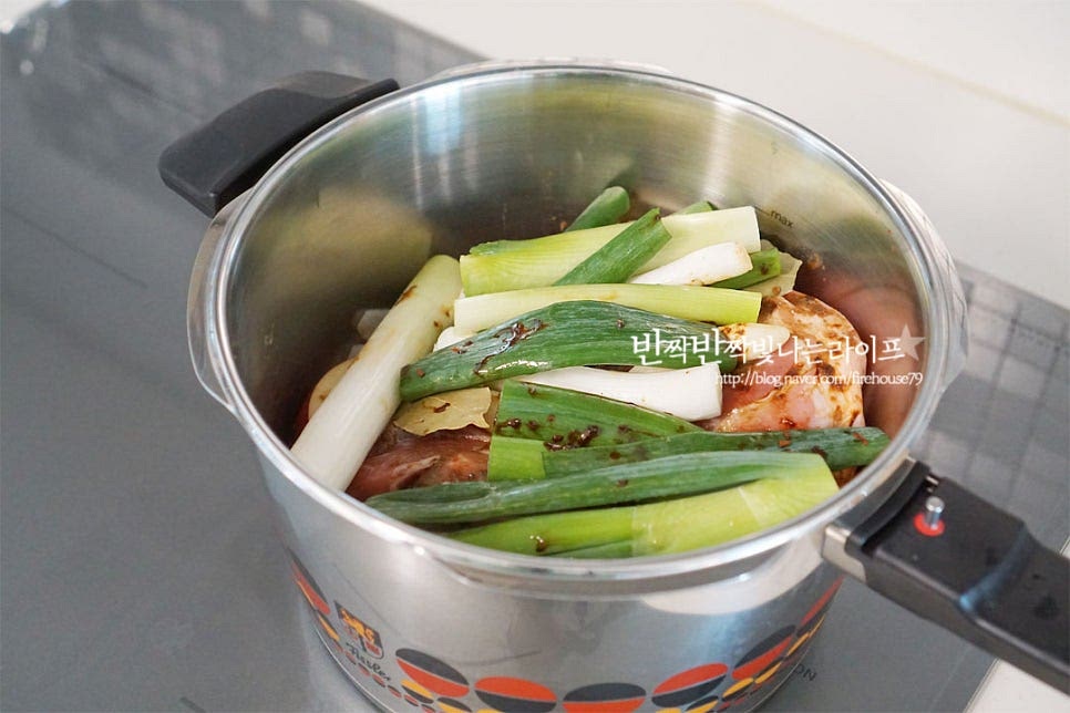 수육맛있게삶는법은 여러가지 레시피가 있는데 간단하게 만드는 방법 중 하나가 압력솥을 활용하는 것인데요. 냄비에 삶는 것보다 조리 시간이 짧으며 그만큼 쫀득하고 촉촉하게 만들 수 있어요. 뚜껑을 덮고 삶아줍니다. 센 불로 삶아주다가 추가 흔들리면 중약 불로 낮추어 15분 삶아줍니다. 압력솥의 종류와 양에 따라 시간은 차이가 있는데요. 저는 3단계로 설정한 뒤 강불로 삶다가 압력추가 올라오면 중약불로 낮추어 10분 삶아주었습니다. 김이 빠진 뒤 뚜껑을 열어보면 재료들이 어우러지면서 촉촉하게 잘 삶겼어요. 앞다리살 같은 경우 살코기는 담백하고 비계 껍질 부분이 쫀득하여 식감이 더욱 맛있어요. 먹기 좋게 잘라서 무생채나 김치, 새우젓 등과 쌈채소 함께 곁들여 먹음 푸짐하게 맛볼 수 있어요. 앞다리살수육은 담백하면서 쫄깃한 식감이 맛나죠. 냄비로 삶으면 한 시간 정도 걸린다면 압력솥으로 수육삶기는 조리시간이 반 이상 줄어들어 보다 간단하게 만들기 좋습니다. 영상도 같이 담았어요. 돼지 잡내를 잡아 고소하면서 촉촉한 수육 한 접시에 쌈야채나 김치, 새우젓을 곁들이면 더욱 맛나요. 돼지 앞다리살 수육 맛있게 삶는법 부드럽고 촉촉한 육향을 살려 맛있게 요리해드세요. 끄읕 !