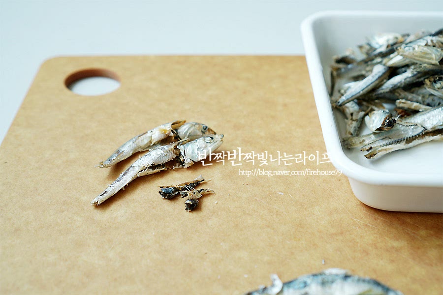 멸치를 손질해 줍니다. 육수용 멸치는 내장을 제거하여 마른 팬에 살짝 볶아 수분을 날려줍니다. 기본적으로 멸치만 들어가도 맛있지만 디포리, 황태머리, 건새우가 들어가면 국물이 더 구수해져요. 황태머리 같은 경우 육수 용이 따로 팔더라고요.